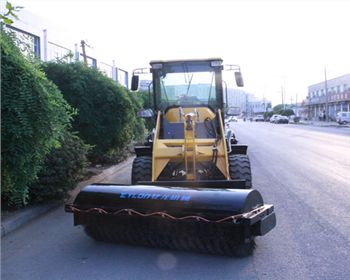 無塵清掃機(jī)廠家：億龍教你選購好的掃路車！